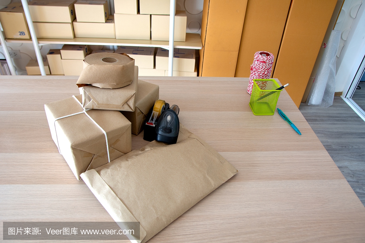 創(chuàng)業(yè)小企業(yè)主工作場(chǎng)所的包裝配件,用于網(wǎng)上銷售的紙板箱。郵包箱,條形碼閱讀器,用于網(wǎng)上銷售。運(yùn)輸?shù)母拍? />
</span>
<span id=